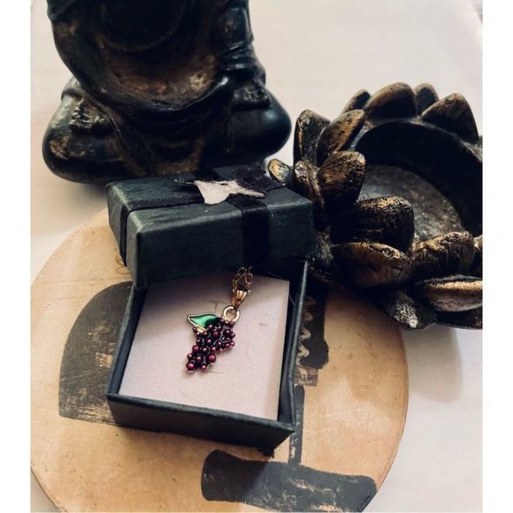 PRETTY GOLD GRAPE VINE NECKLACE